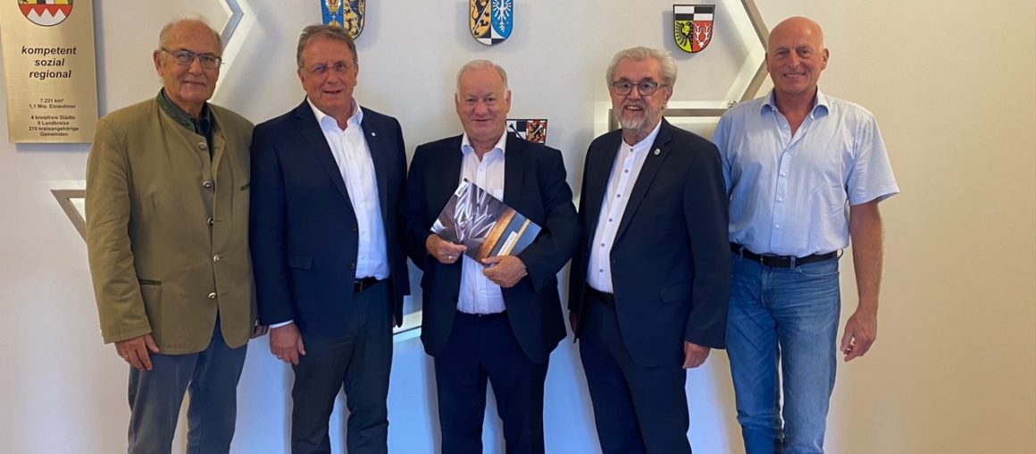 September 2022: Bezirkstagspräsident Henry Schramm versichert seine nachhaltige Unterstützung