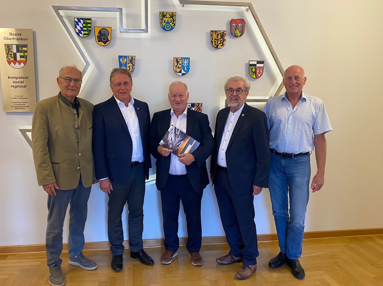 September 2022: Bezirkstagspräsident Henry Schramm versichert seine nachhaltige Unterstützung